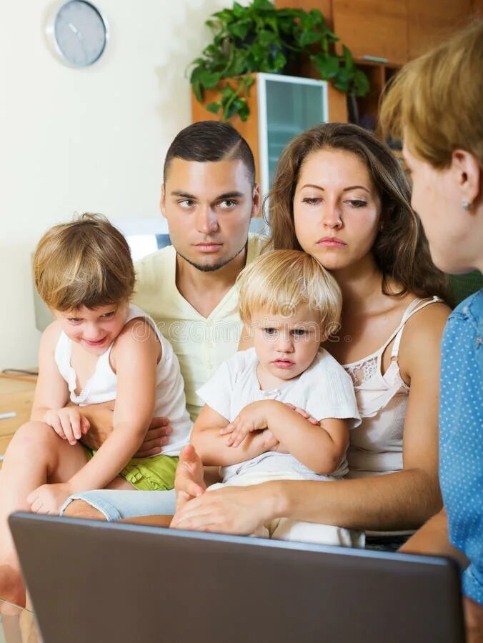 Фото семьи серьезные. Подростки и родители. Серьезная семья. Женщина с ребенком. Общение ребенка с родителями.