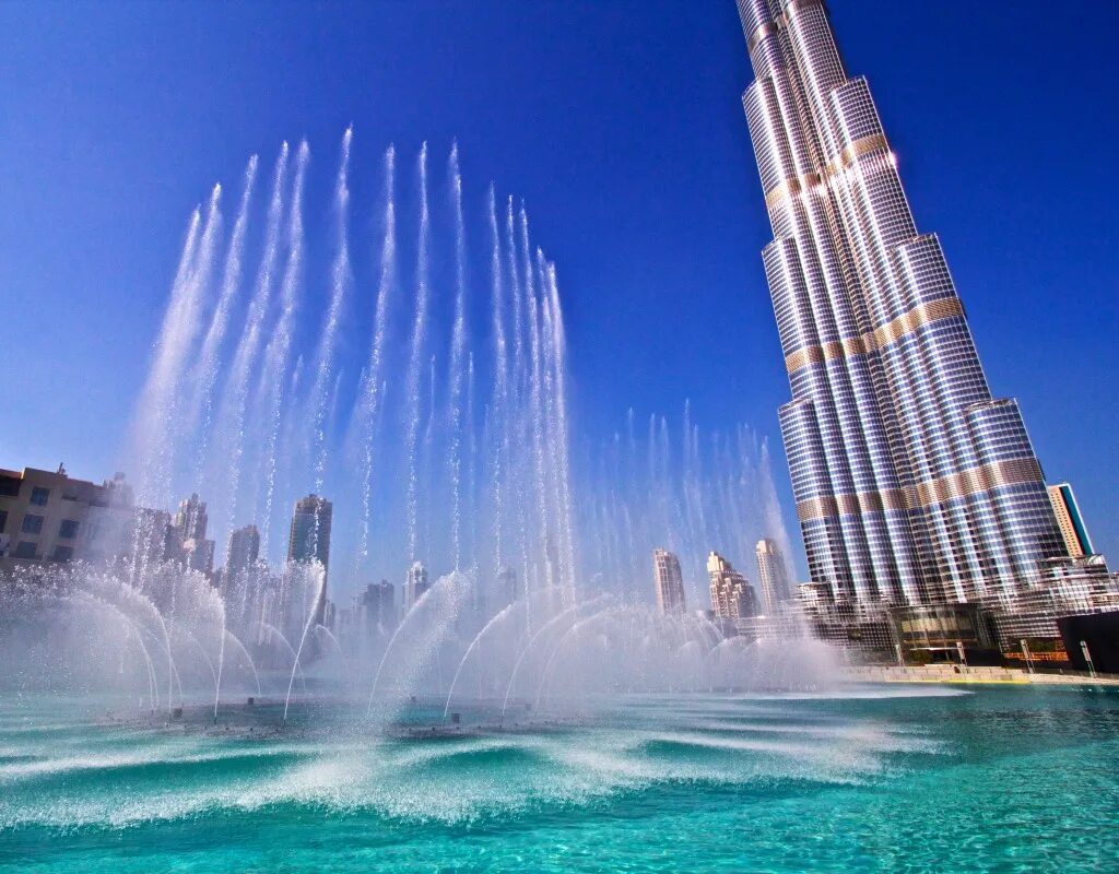 Бурдж халифа днем. Бурдж-Халифа Дубай. Фонтан Дубай. Бурдж Халифа фонтаны. Дубай фонтан с Бурш Халифы.
