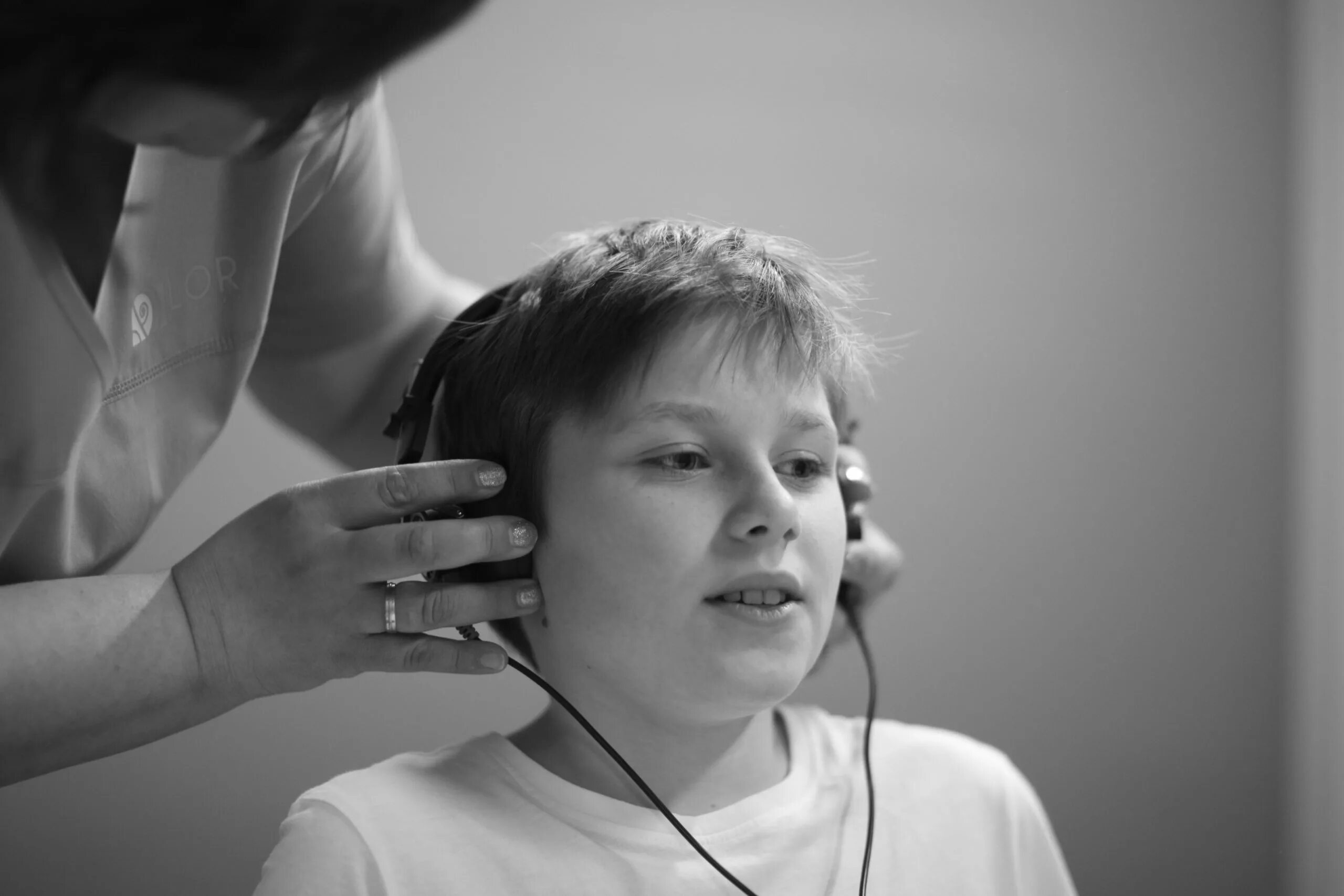 Аудиограмма ребенку. Тональная аудиометрия у детей. Тональная пороговая аудиометрия. Речевая аудиометрия у детей. Аудиометрическое исследование слуха.