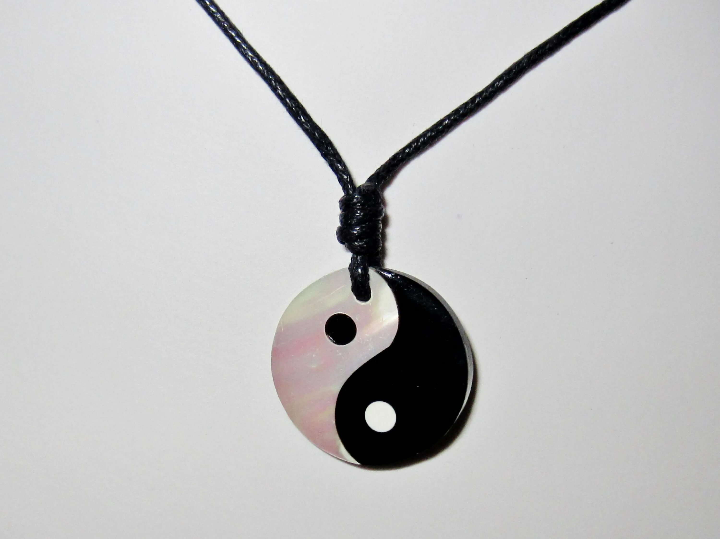 Кулон инь янь инь. Подвеска талисман инь янь. Амулет инь янь. Амулет талисман инь ян. Амулет инь янь.