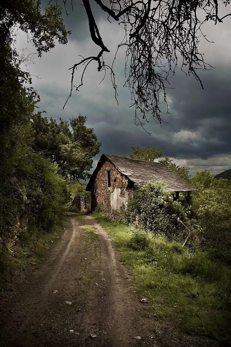 Старый дом. Заброшенная деревня. Старый домик. Ветхий домик. Abandoned village