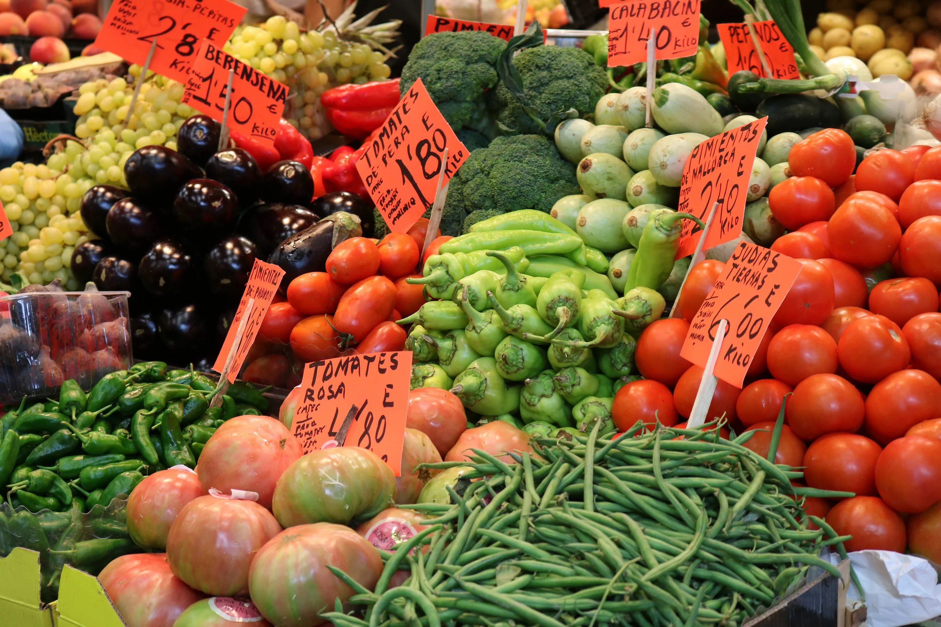 Овощи на рынке. Овощной рынок. Овощной базар. На рынке. Vegetables market