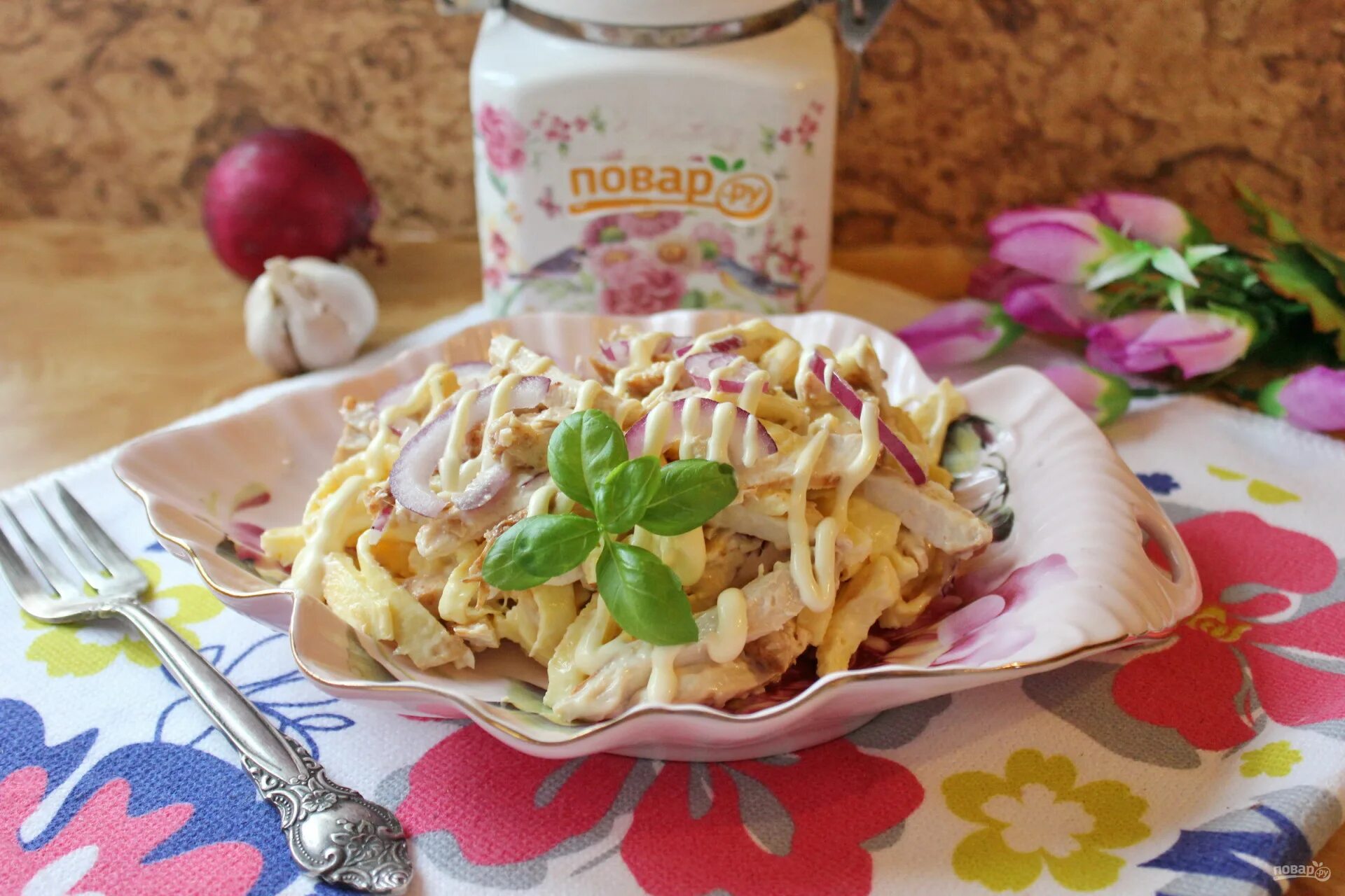 Салат с копченой курочкой. Салат с копчёной грудкой. Салат итальянский с копченой курицей. Салат с блинчиками и курицей. Салат с блинами.
