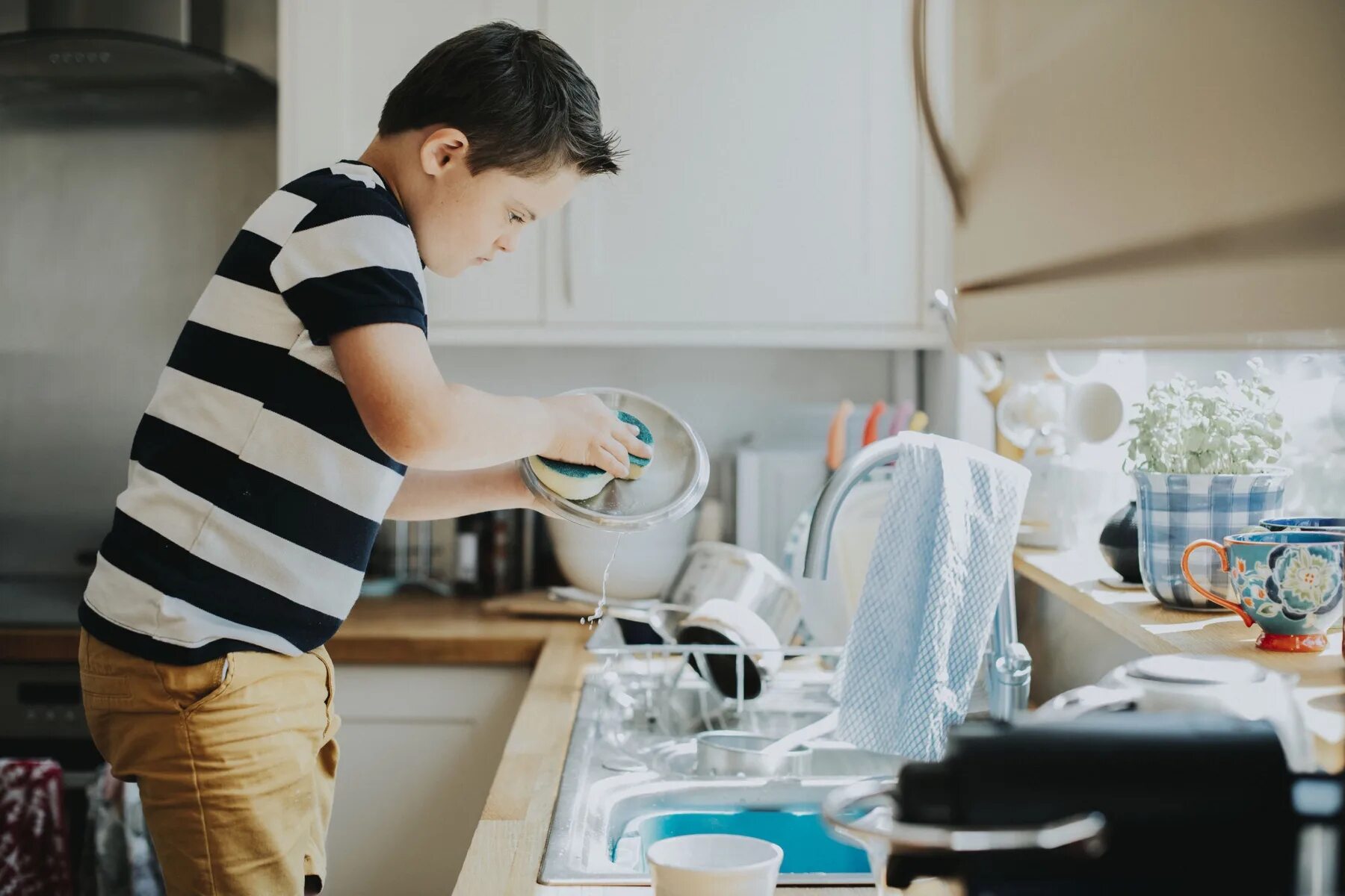 Have you done the dishes. Ребенок моет посуду. Подросток моет посуду. Мама моет посуду. Девочка подметает и моет посуду.