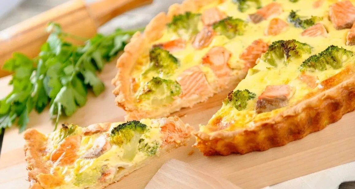 КИШ Лорен с брокколи. КИШ Лорен (Quiche Lorraine). КИШ С семгой и брокколи. КИШ Лорен с рыбой. Слоеное тесто творожный сыр рыба