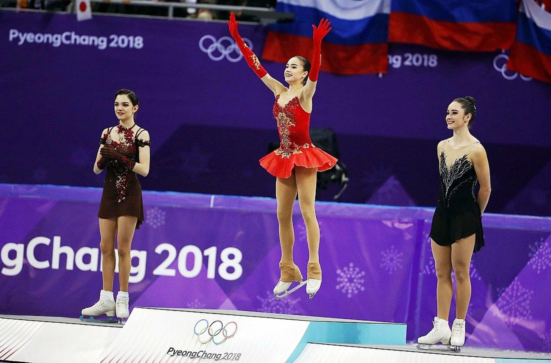 Вэньцзин суй цун хань 2022. Мишина галлямов пекин олимпиада награждение. Олимпийский пьедестал фигурное катание. Алина загитова олимпийские игры. Анна щербакова 2022.