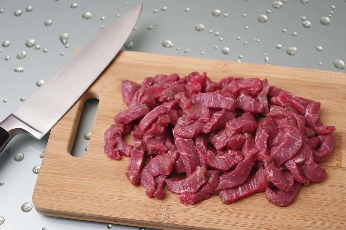 Самодельное мясо. Нарезанная говядина. Мелкие кусочки мяса. Мясо нарезанное ломтиками. Говядина нарезанная брусочками.