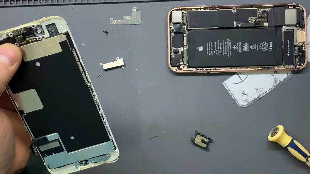 Как почистить динамик на iphone xr. Iphone 8 динамик. чистка динамика iphone 8 plus. чистка динамика iphone 8. замена динамика айфон 8.