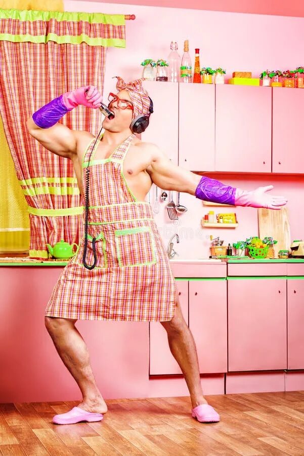 Фартук для мужика. Мужчина на кухне. Ребенок в бигудях. Мужчина домохозяин. Мальчик домохозяйка.