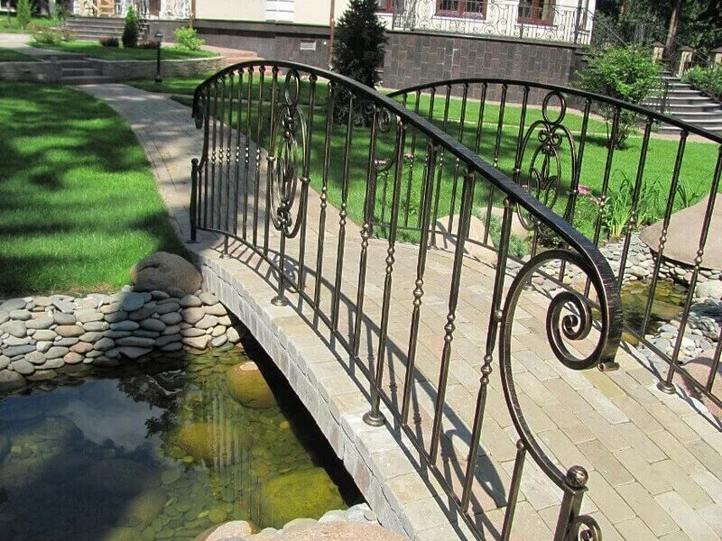 Мостик кованый декоративный. Мостик металлический для дачи. Садовые мостики из металла. Перила мостика. Перила мостика.