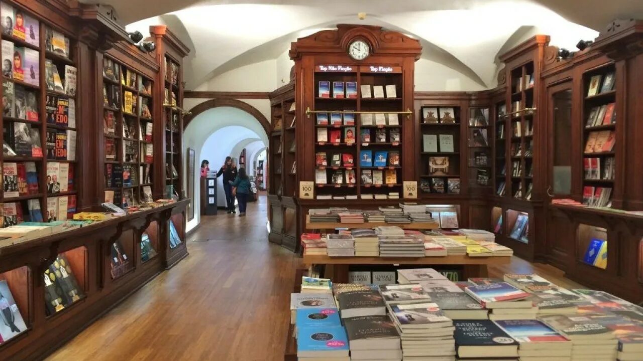 Книжный магазин Бертранд Лиссабон. Книжный прилавок. Самый старый книжный магазин в мире. Книжные магазины западный