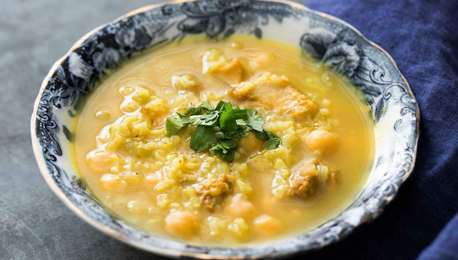 Куриный суп с нутом. Суп лимонный с курицей. суп из нута с курицей. суп из нута с мясом курицы.