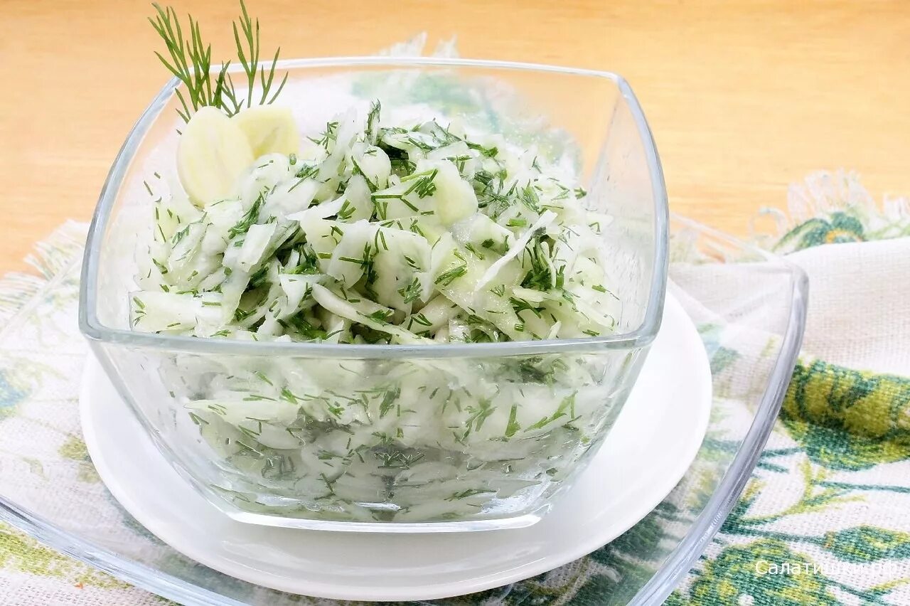 Лоба салат. Салат с белокочанной капустой. Капуста белокочанная салатная. Зелень для салатов. Салат из капусты с зеленью.
