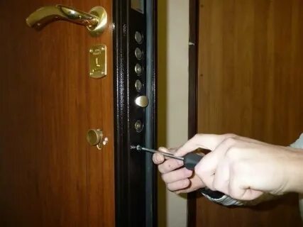 Поменять замок входной двери в квартире