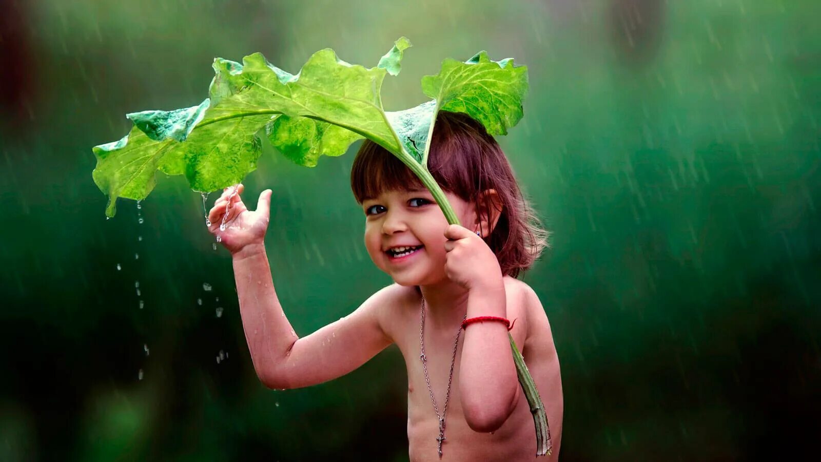 Девочка с лопухом. Дети и природа. Дети радуются. Летний дождик.