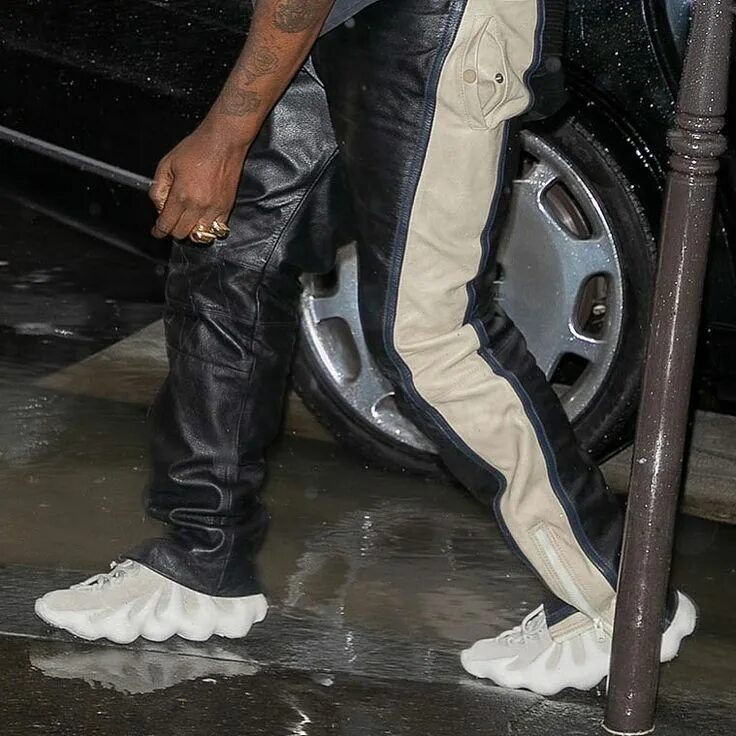 Канье уэст nike. Кроссовки канье уэста adidas yeezy. Adidas yeezy 700. Adidas yeezy 451 kanye west. Nike air yeezy 1 канье уэста.