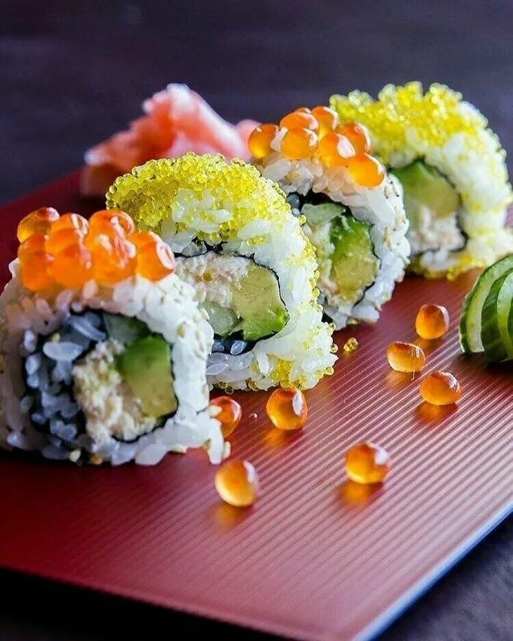 большие роллы. тануки торт из роллов. суши филадельфия на белом фоне. роллы из семги. маленькие суши.