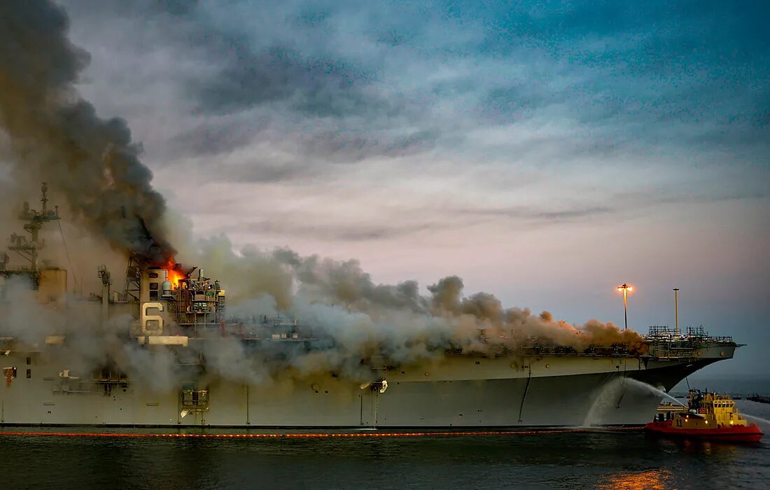 Судно в сша врезалось. Пожар в вмс сша uss bonhomme richard. пожар на корабле вмс сша bonhomme richard. корабль вмс сша bonhomme richard. пожар на корабле вмс сша в сан диего.