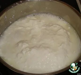 Творог в кастрюле на плите
