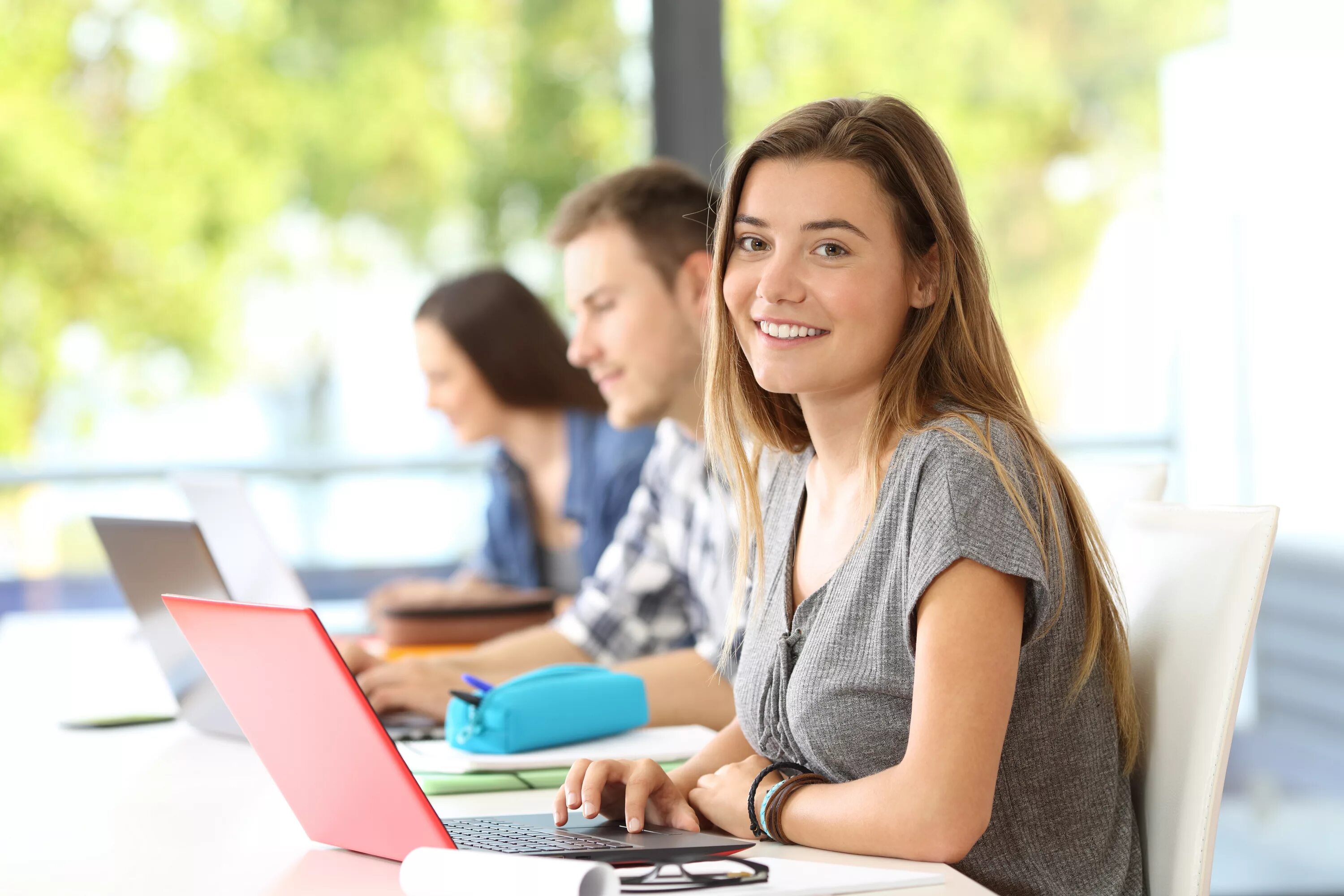 She a good student. Студент с ноутбуком. Подросток за компьютером. Студентка с ноутбуком. Счастливая студентка.