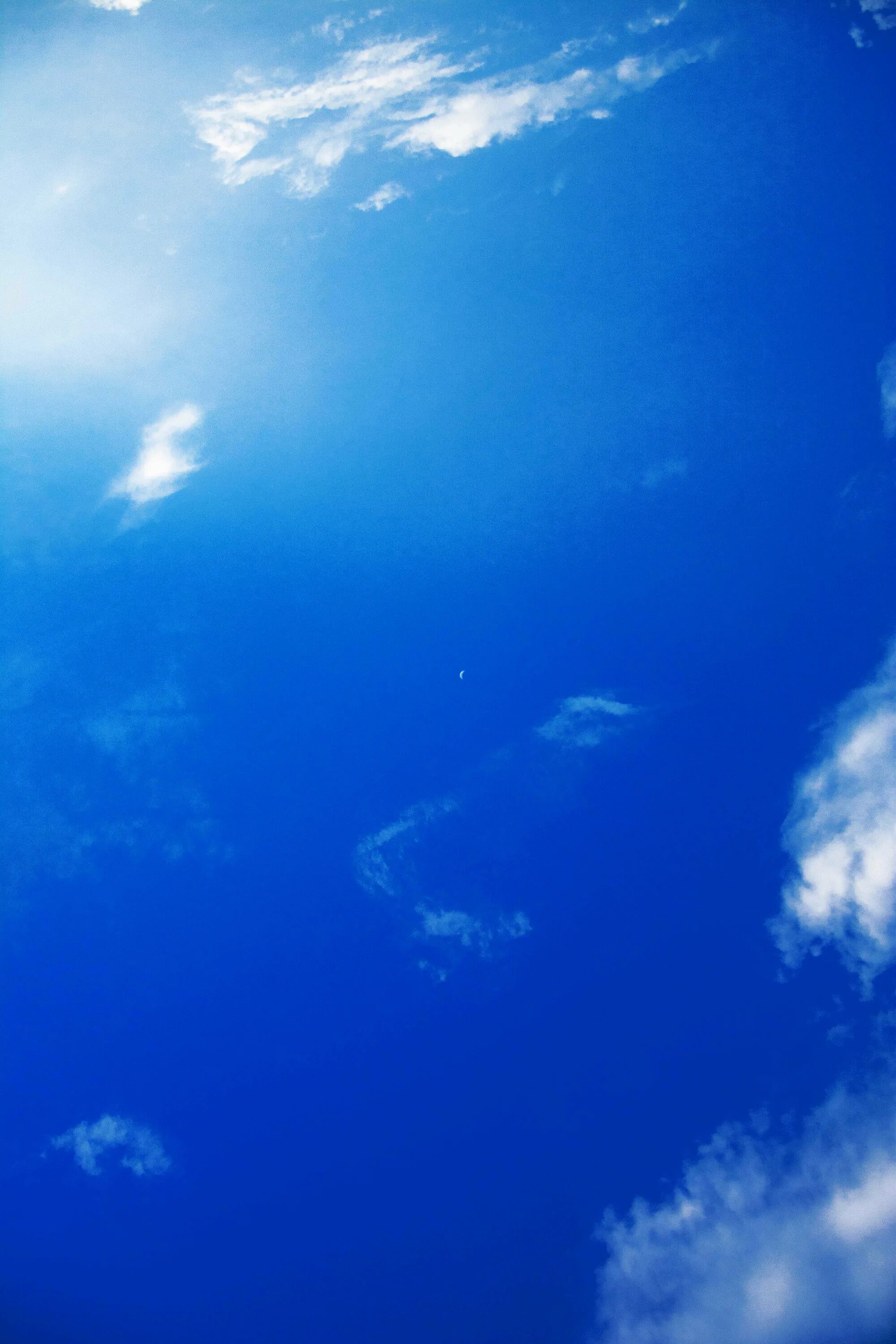 Например небо голубое. Голубое небо. Чистое голубое небо. Безоблачное небо. Красивое голубое небо с облаками.