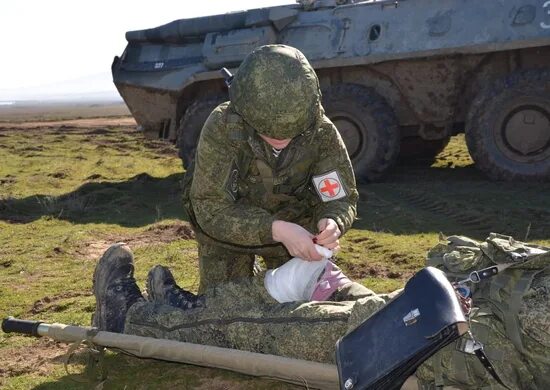 Вынос раненого с поля боя. Эвакуация раненых с поля. Вынесли с поля боя