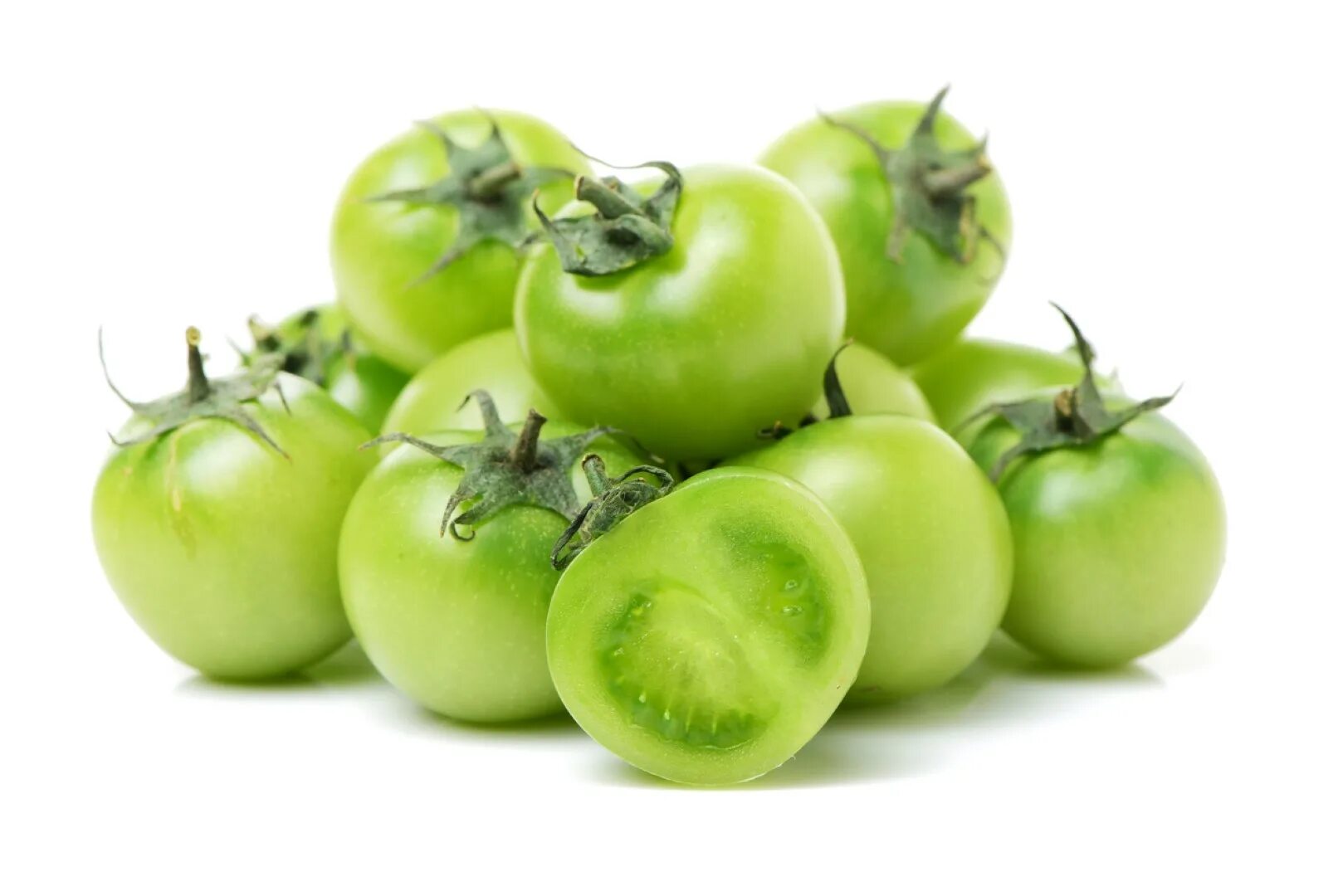 Купить зеленые томаты. Зеленые помидоры. Зеленые томаты. Зеленый помидор на белом фоне. Зеленые томаты на белом фоне.