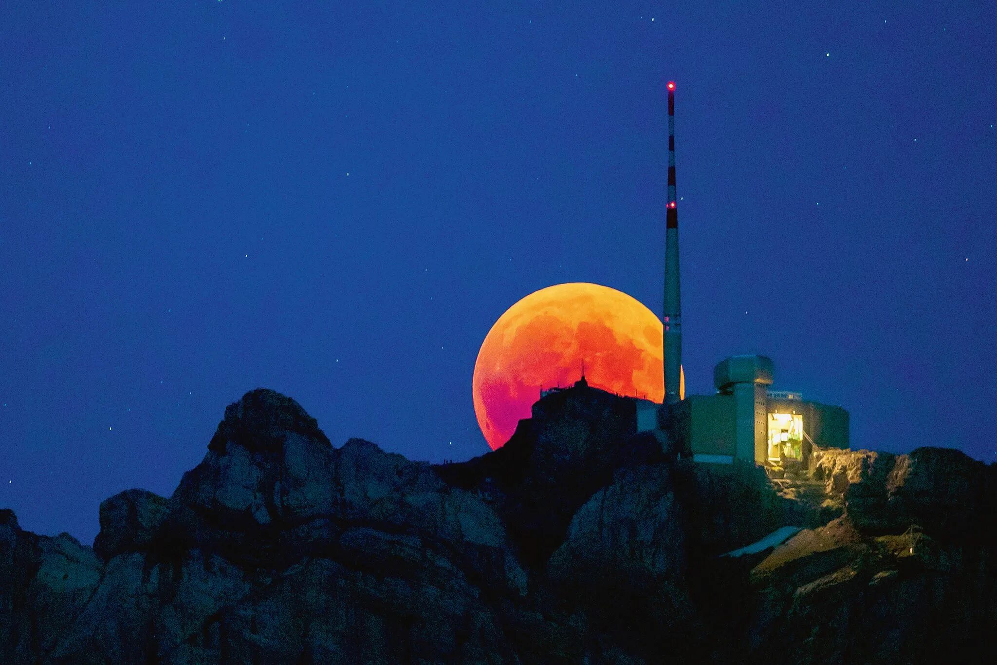 Восход кровавой Луны (Blood Moon Rising) '2009. Лунное затмение 2018. Кровавая Луна явление. Лунное затмение фото.