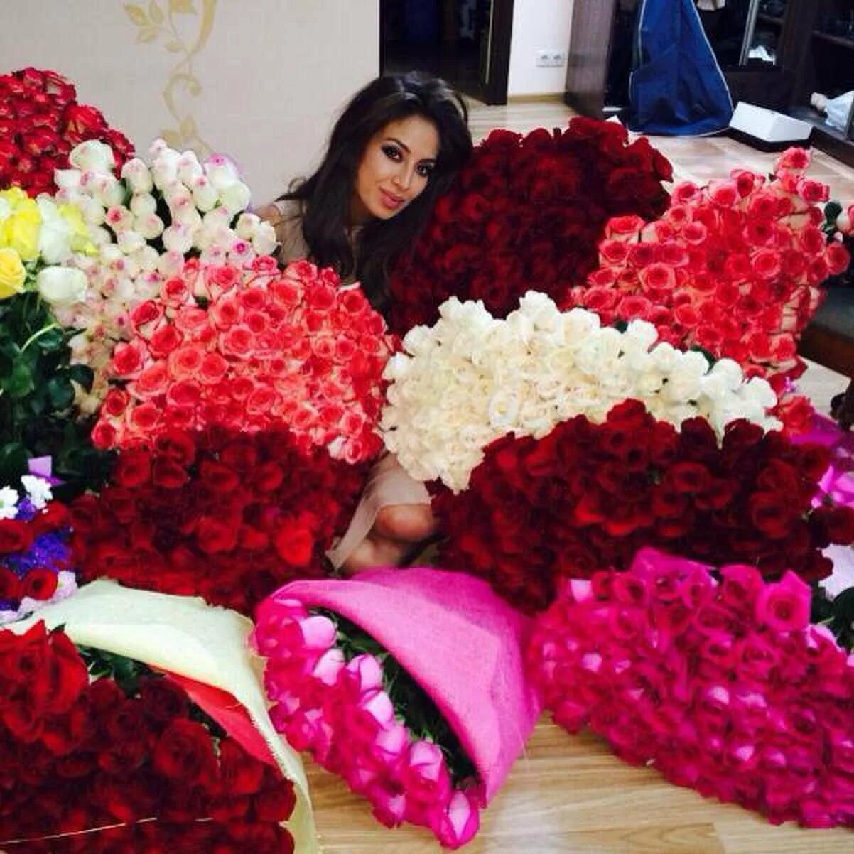 Девушка и много цветов. Много букетов. Букет "девушке". Много букетов цветов в комнате. Много букетов цветов.