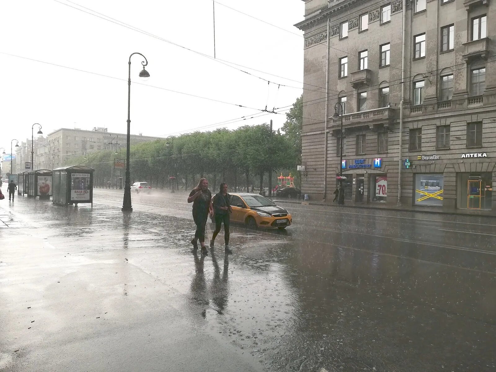 Дождь на Петроградке. Грязь на улицах Питера. Питерские улицы с грязью. Грязные улицы после дождя.