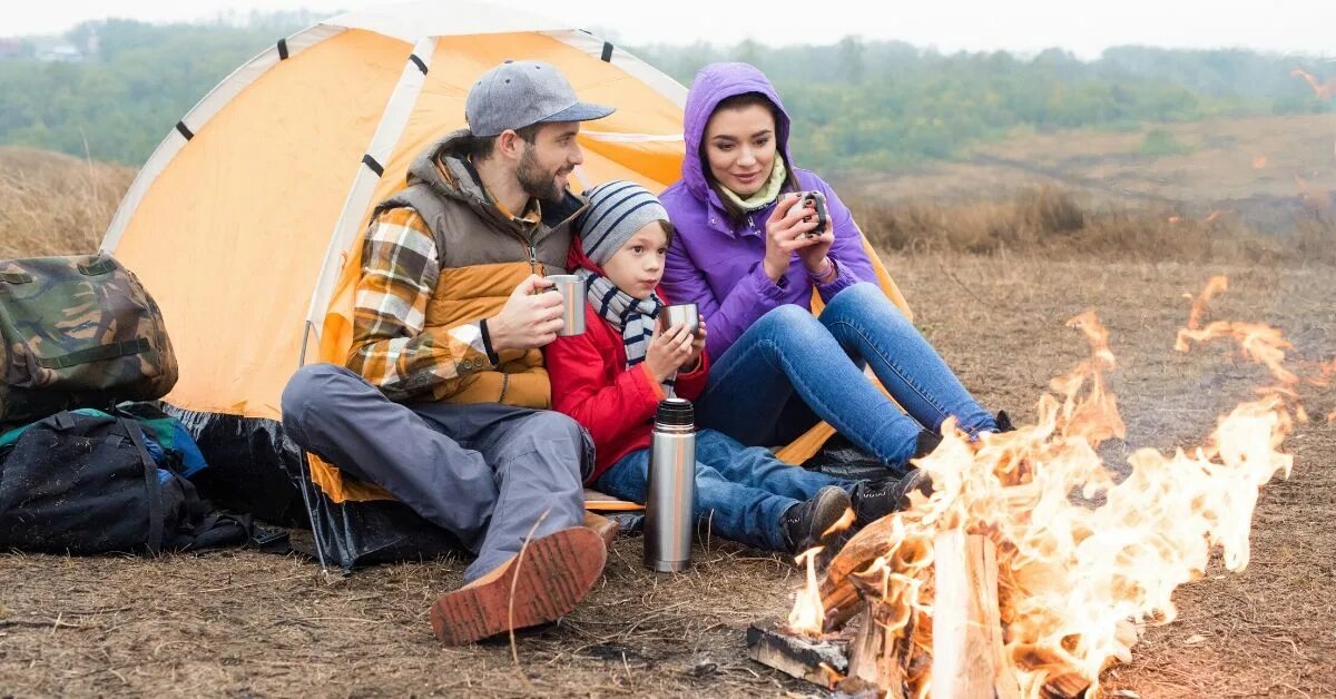 Near the camp. Семья в походе. Go camping. Палатка на природе. Зона кемпинга.