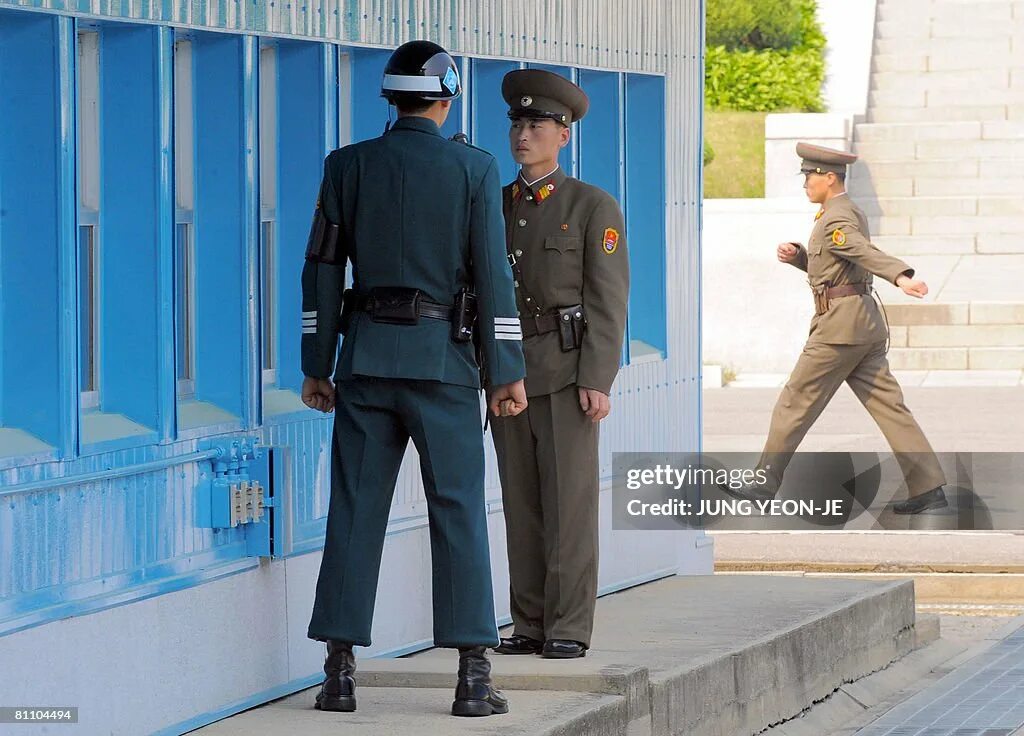 Раздел кореи 38 параллель. Демилитаризованная зона корея линия. Демилитаризованная зона корея линия. 38 параллель постер. Дмз демилитаризованная зона.