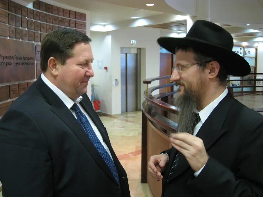 ортодоксальный рокмэн. наставник иудей. путин александр борода берл лазар. пинхас гольдшмидт. проповедник в синагоге.