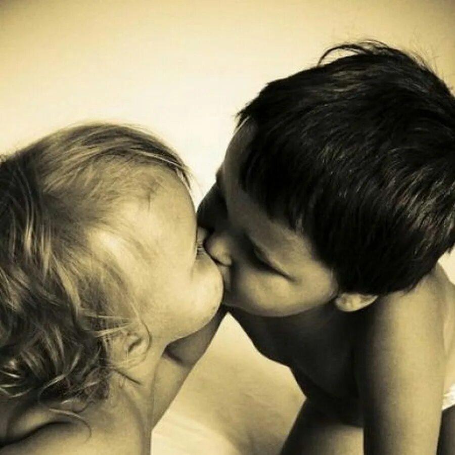 Дяденька тетенька целуются. Детишки занимаются любовью. Поцелуй третьеклассников. Поцелуй в засос. Детский поцелуй в губы 12 лет в бане.