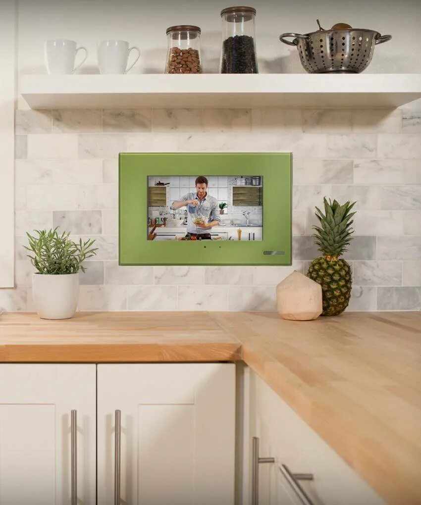 Телевизор на кухне. Кухня с телевизором на стене. Телевизор НАК кухню на стену. Телевизор в интерьере кухни. Телевизор для кухни 20