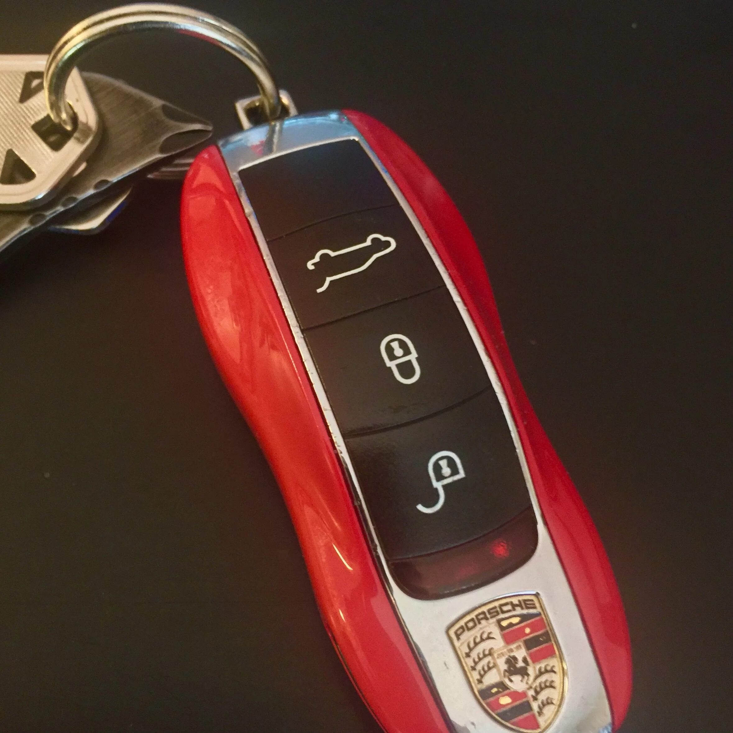 Автозапуск на порше кайен. Ключ порше кайен 958. Установка сигнализации кайен 955. Ключ зажигания порше панамера. Сигнализация порше кайен.