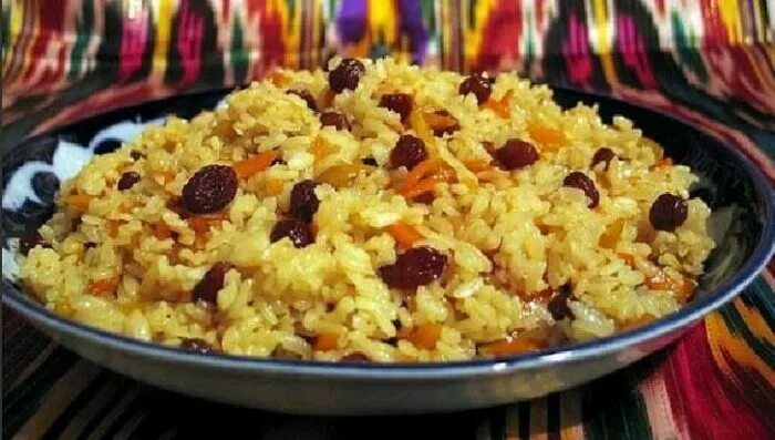 Желтая морковь для плова. Узбекский плов с изюмом. Плов с изюмом рецепт с мясом. Плов с изюмом рецепт с мясом. Армянский фруктовый плов.