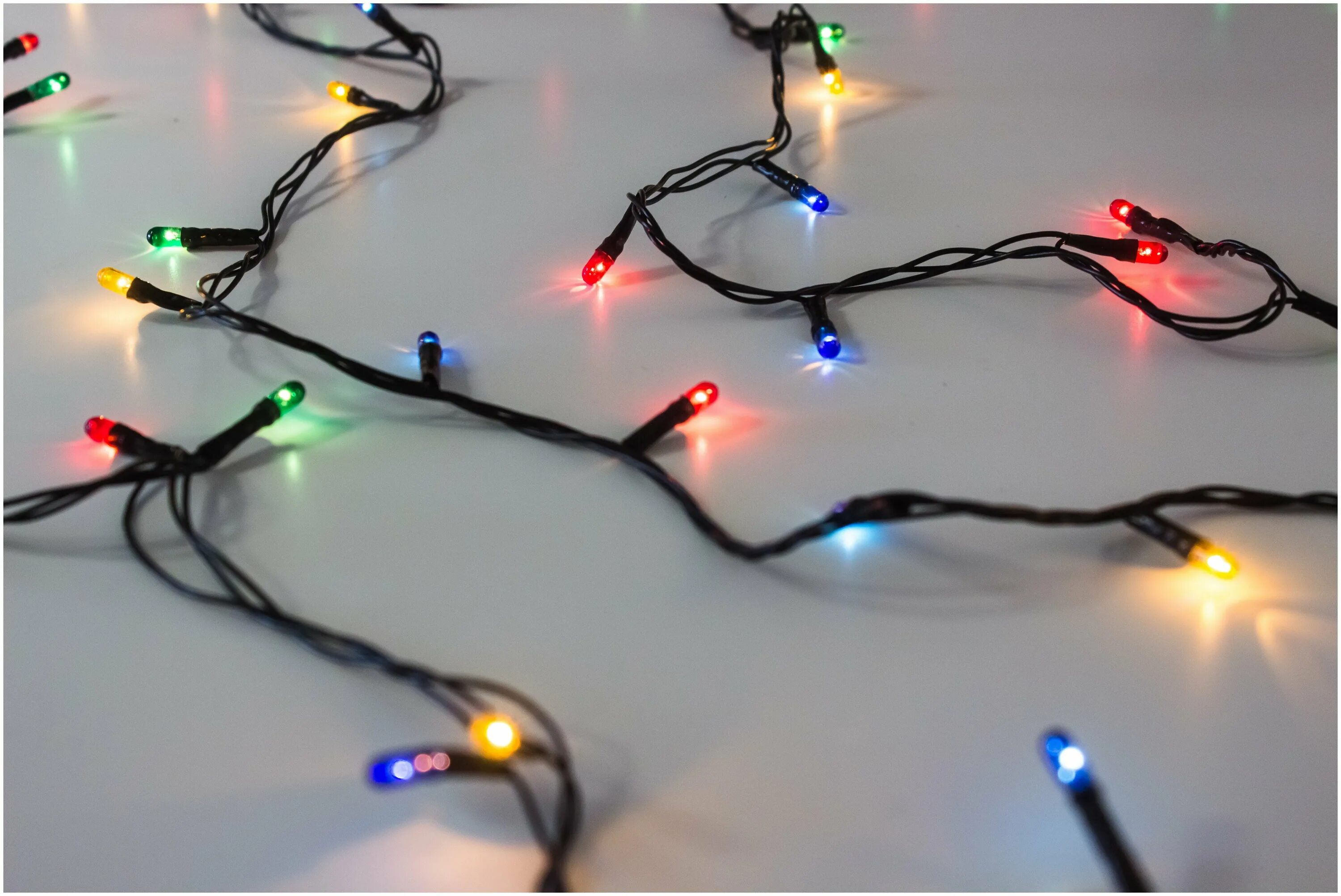 гирлянда со звездочками. украшения для праздника. светодиодная гирлянда "нить" 20 м, 220в, белая, черный провод, соединяемая. матвеюшке 3 годика гирлянда. гирлянды 3 года.