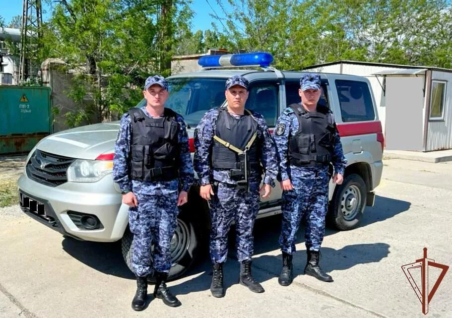 Сторож в симферополе свежие. Охрана Крыма. Сотрудник охраны. Охранник Крым. Охрана автотранспорта вневедомственной охраной.