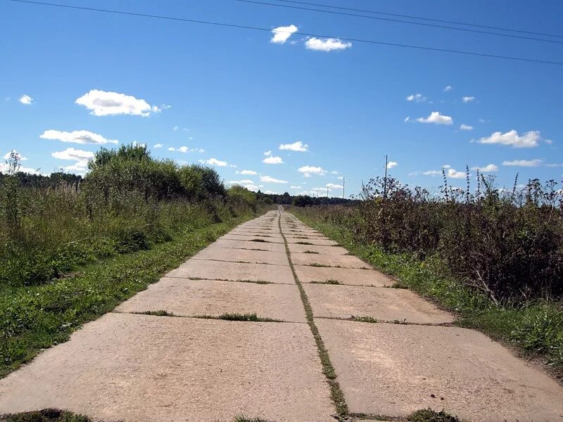 Поселок бетонный. Дорога из бетонных плит. Бетонные плиты дорога. Бетонные плиты для дороги. Плиты на дорогу.