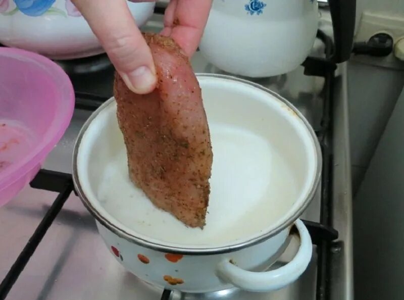 Куриные грудки в молоке. Грудка в молоке. куриная грудка в молоке без варки. как приготовить филе грудки в молоке. куриные грудки в молоке без варки рецепт.
