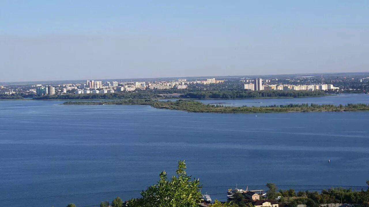 Какая время энгельс. Река Волга Энгельс. Река Волга Саратов Энгельс. Волга Энгельс Саратов. Волга река Энегель.