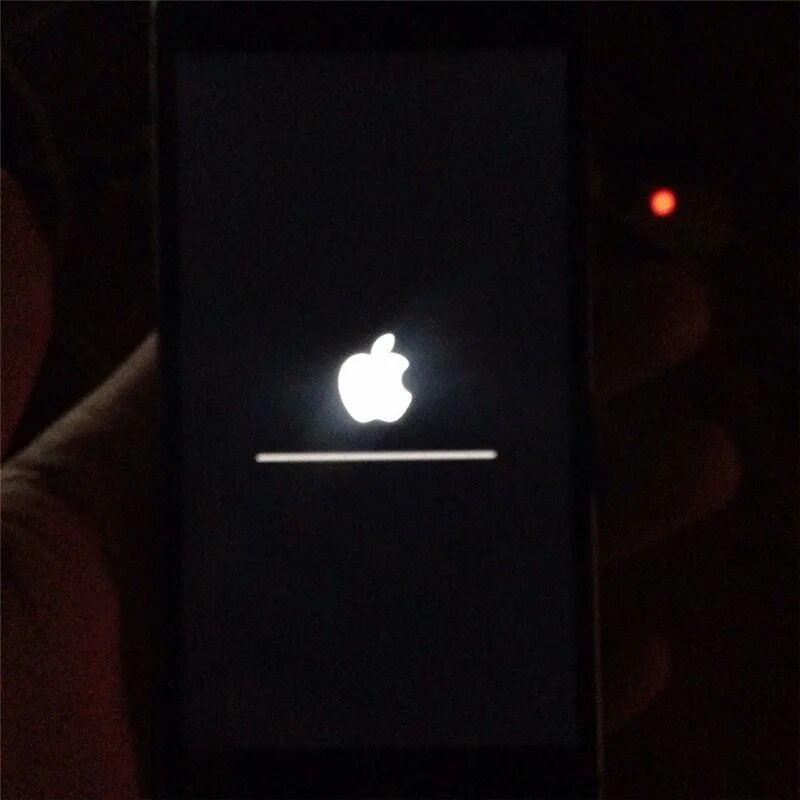 Включается iphone яблоко. На iphone горит яблоко. Загрузка iphone. Загрузки на айфоне. Айфон выключился горит яблоко.