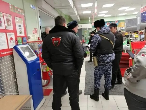 Стоит работать в пятерочке. Толпа в пятерочке. задержание людей в автомате с автоматами. заходит в пятёрочку. охрана зачуханой форме пятёрочки.