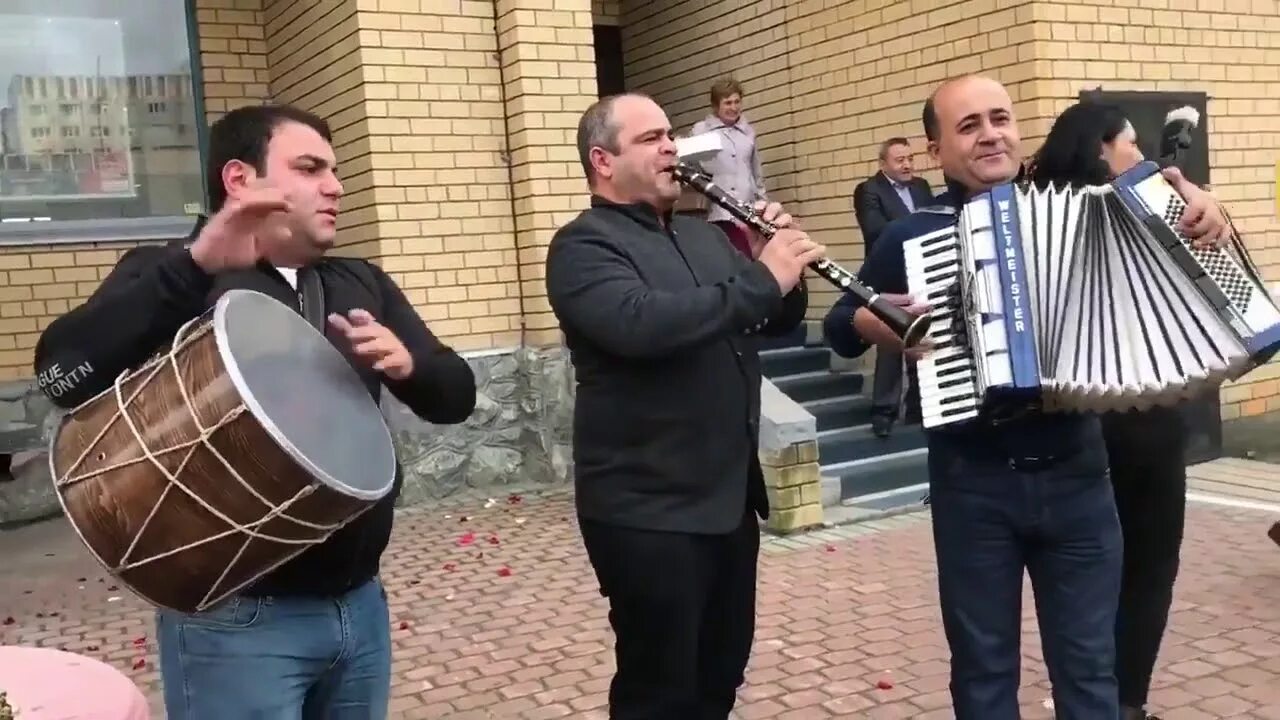 Доли грузинский барабан. Армянская песня армянин и грузин. Грузинско армянские песни. Грузинский хор многоголосье. Грузинский ансамбль.