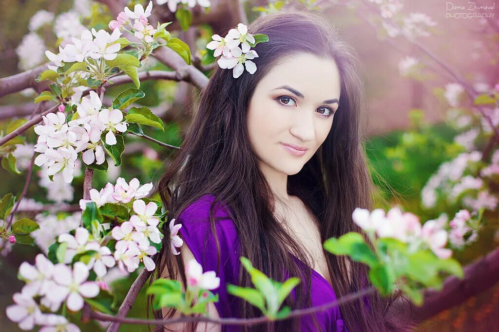 Девушка с весенними цветами. Девушка нюхает цветы. Японские запахи сакуры. Аромат цветущих деревьев. Аромат цветущих деревьев.