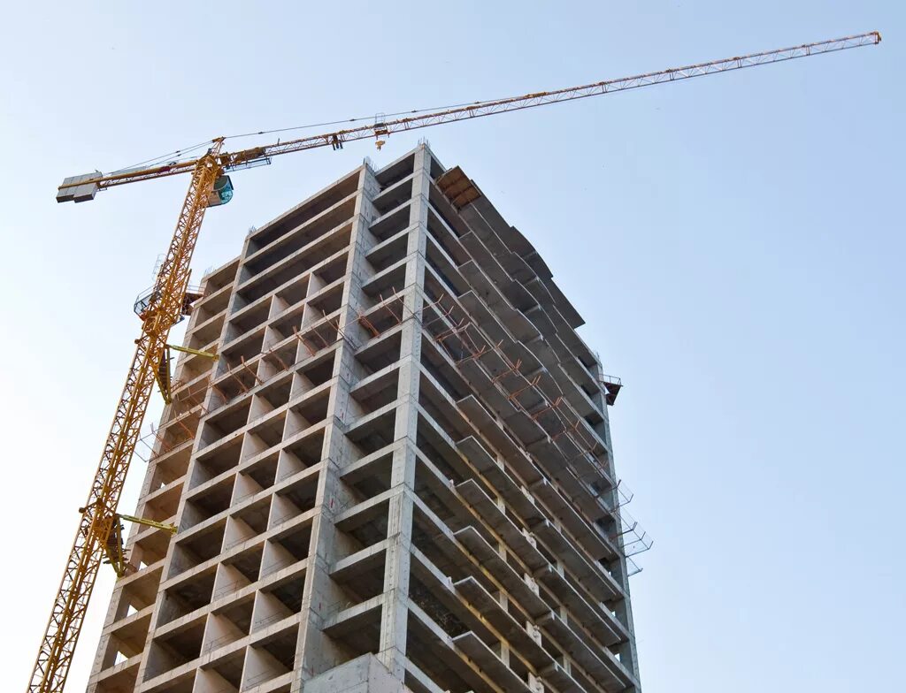 жилищное строительство. строители строят дом. строитель домов. строительство зданий и сооружений с нуля. строящееся здание.