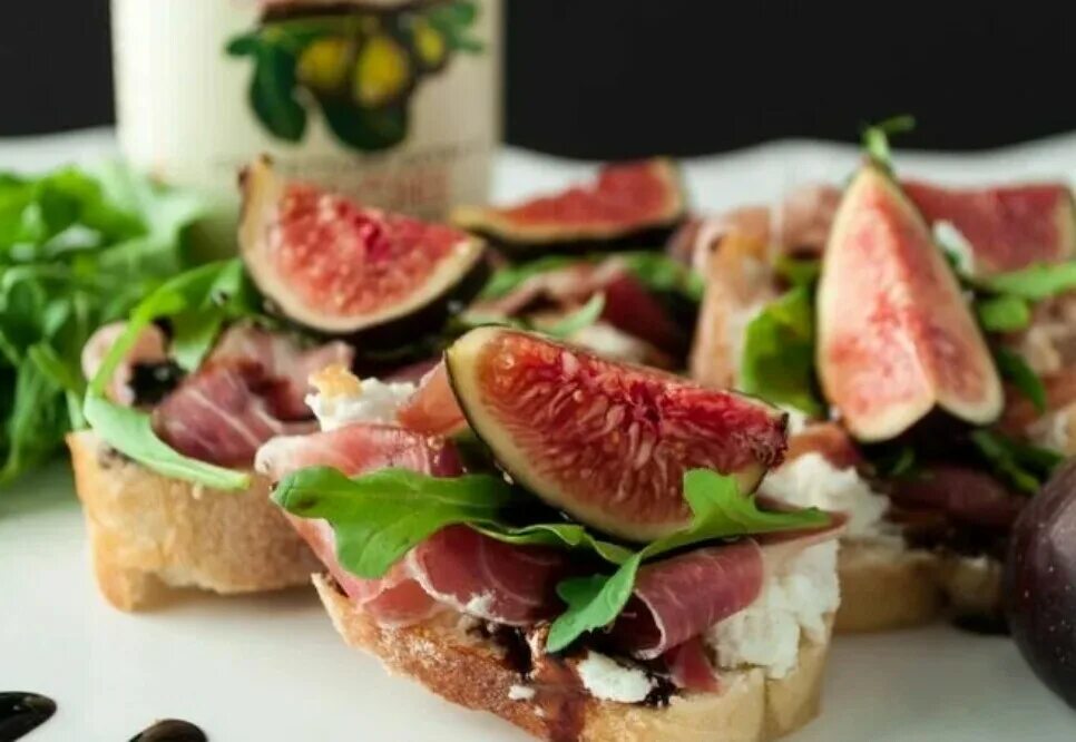 Кростини с кростини. Брускетта с шампиньонами. Вафли с яйцом пашот и лососем и авокадо. Брускетта с камамбером. Брускетта с камамбером.