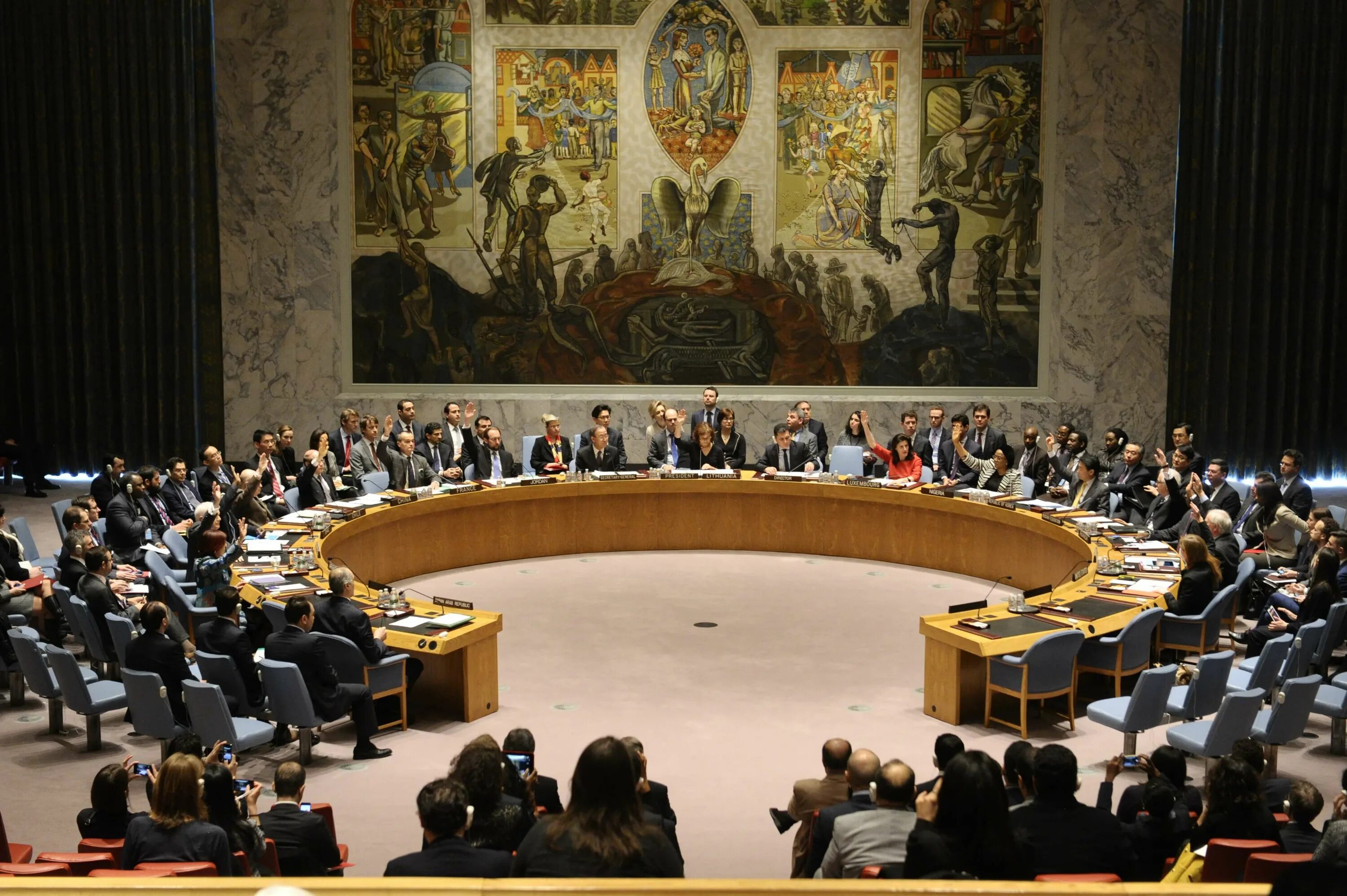 Оон без. Зал совета безопасности ООН. Зал заседаний совета безопасности ООН. Зал заседаний Совбеза ООН. Заседание совета безопасности ООН.