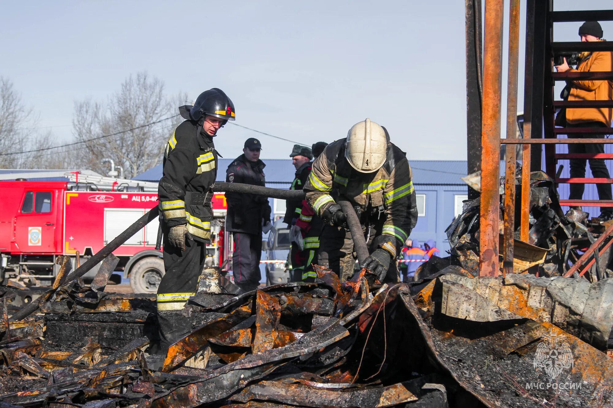 Пожар. Пожарные МЧС России. Пожар в городе. МЧС пожар. Сгорели рабочие